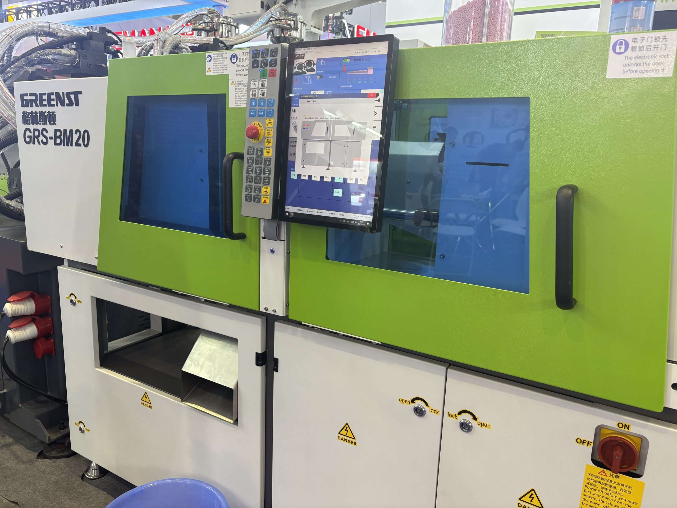 Automated Injection Molding A robotic arm working seamlessly with a modular injection molding machine