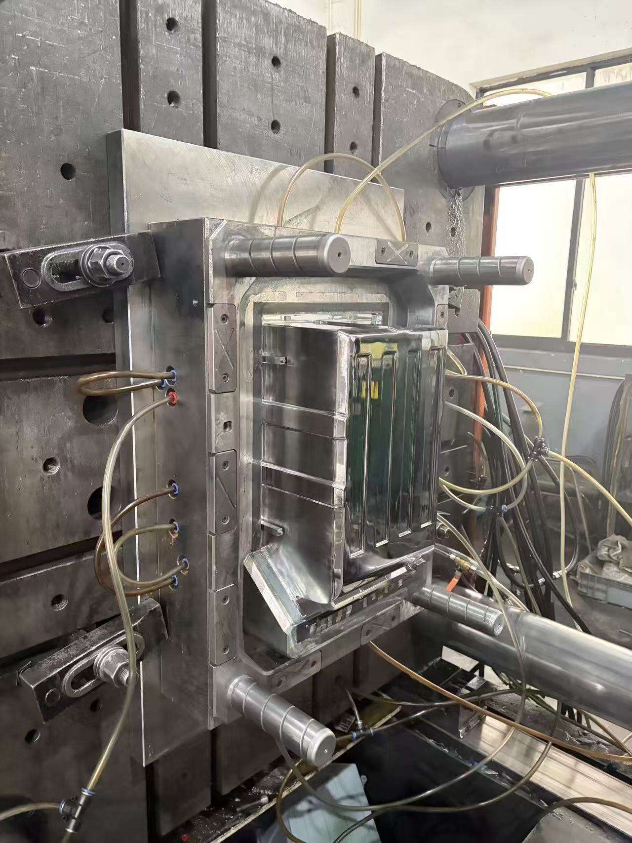 Plastic crate injection molding application
