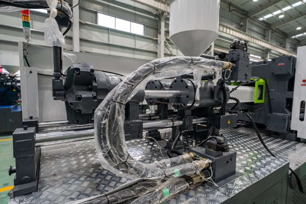Injection molding machine injection unit and hydraulic line assembly in the workshop